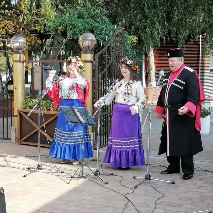 4 ноября творческий коллектив дома культуры станицы Благовещенской принял участие в концертной программе для жителей Херсонской области, проживающих в семейном отеле "Альфа" г.Анапа