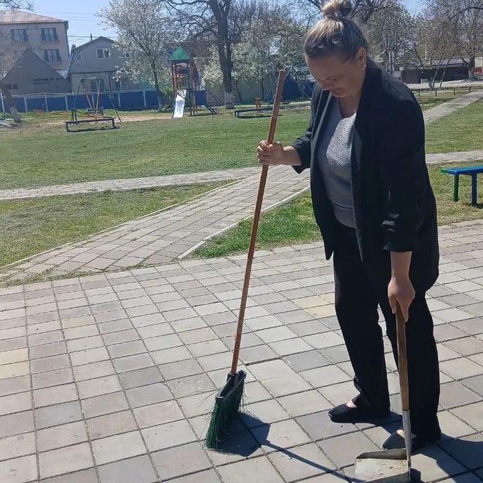  Сотрудники дома культуры и #ВОЛОНТЕРЫКУЛЬТУРЫ &nbsp;приняли участие в субботнике на территории Благовещенского &nbsp;сельского округа