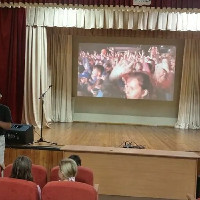 Торжественное закрытие детской культурно -досуговой площадки "Ура! Каникулы! "в форме спортивно-игровой программы "Вот и лето прошло... "