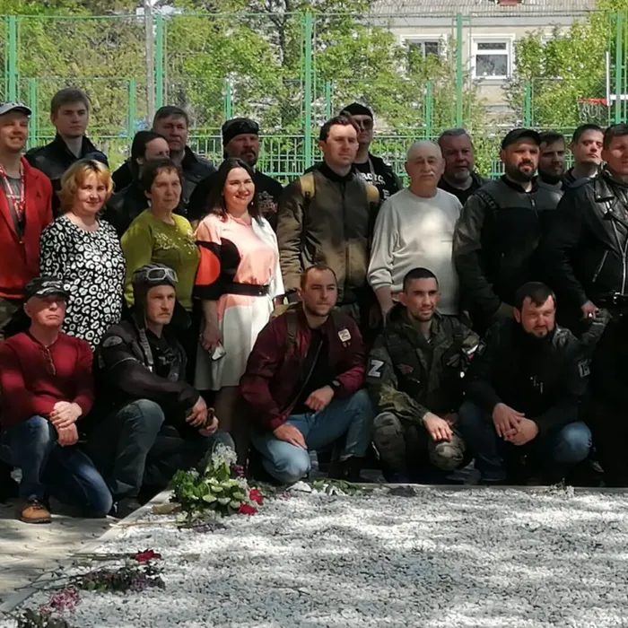 9 мая к мемориалу "Братское воинское захоронение" уже традиционно возложили венки участники байкерского клуба г.Новороссийска "Ночные волки"