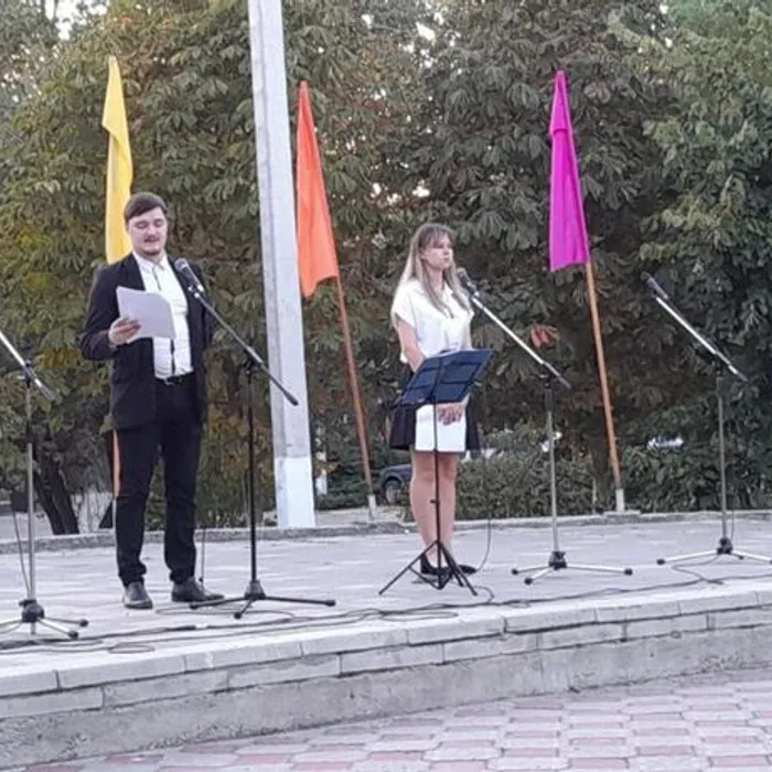 22/08/2023 г.на летней концертной площадке дома культуры состоялась  концертная программа, посвященная Дню российского флага «Гордо реет флаг державный»