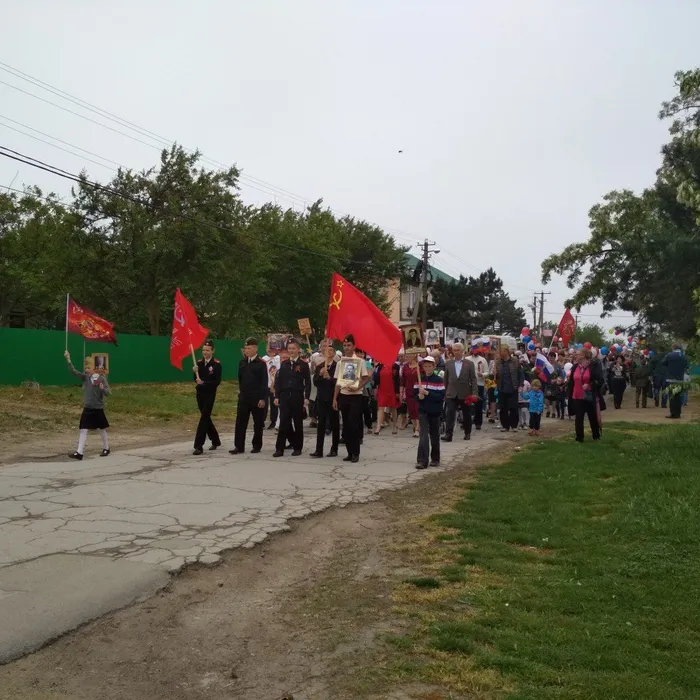 По улицам станичным идет Бссмертный полк.