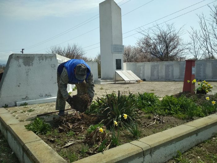 ДК Благовещенской санитарная уборка клумб на мемориале гражданского кладбища.jpg