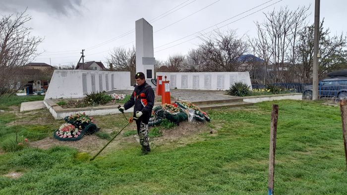 ДК Благовещенской покос травы на мемориале с привлечением волонтера Пискарева Никиты.jpg